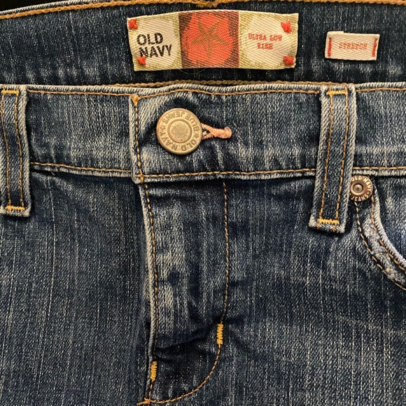 Old Navy stretch denim miniskirt women’s size 10. Distressed medium rinse. - Picture 3 of 3